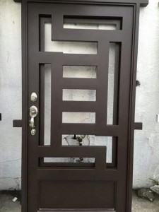 puerta de metal